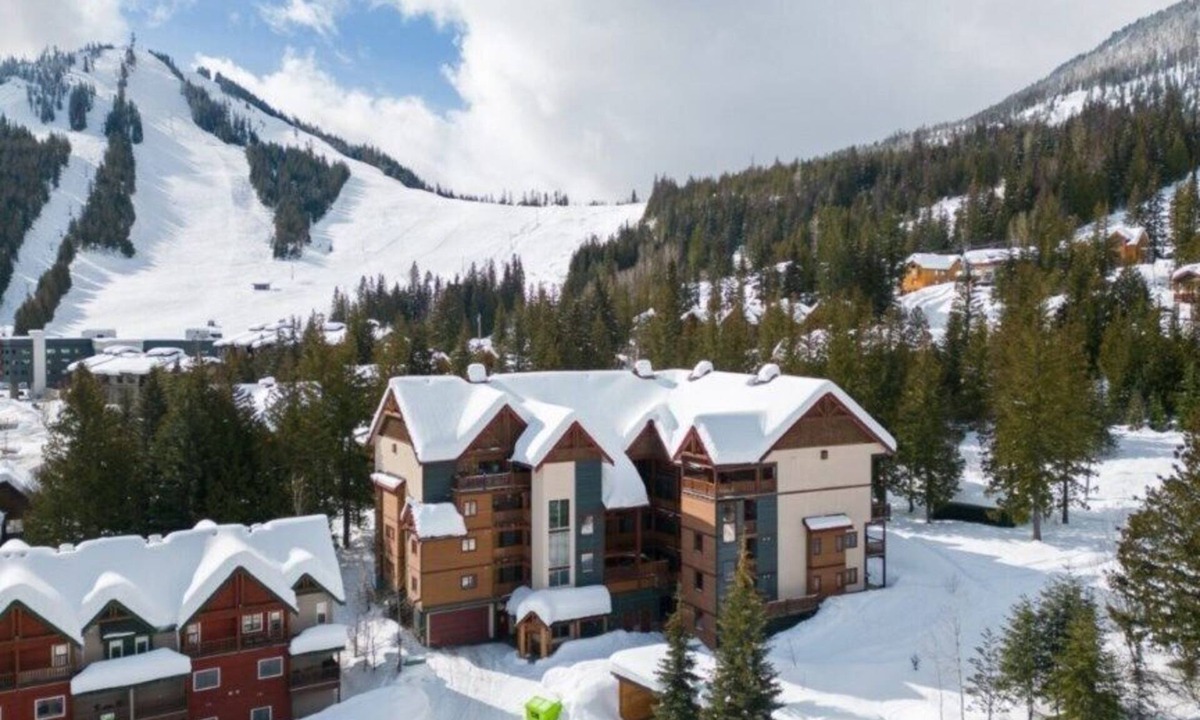 Rossland Condo | Nicely appointed 3 Bedroom, 2 Bath Condo. Sleeps 8, 5 Minute walk from RED.