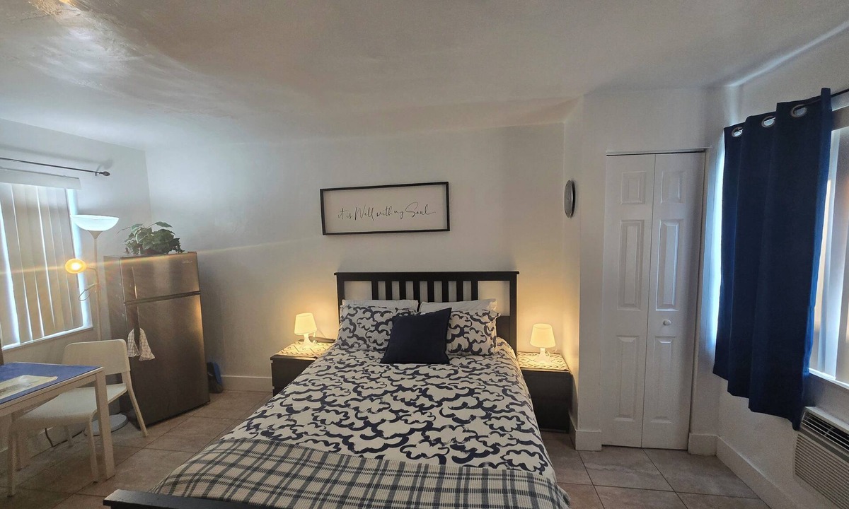 Royal Poinciana Hotel | Oasis at Hollywood - Sleeps 2- Unit 2. studio