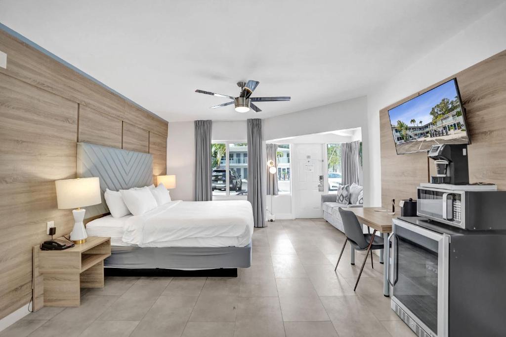 Galt Mile Apartment | Ocean Blvd King Suite with Sofa Bed