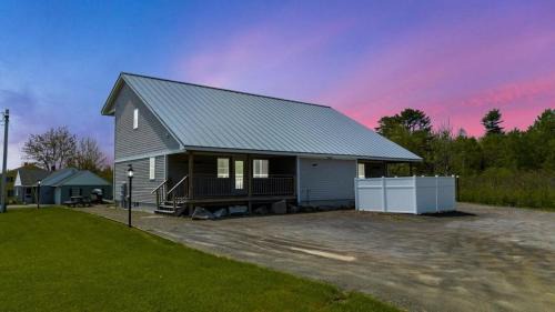 Owls Head House | Ocean Breeze Haven - Short walk from Crescent Beac