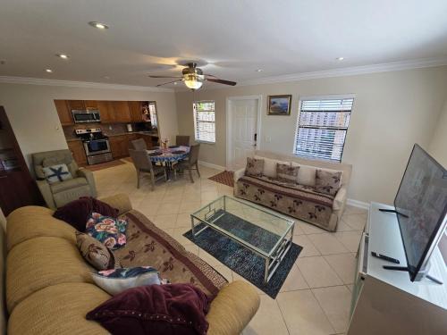 Lantana House | OCEAN VACATION BREEZE