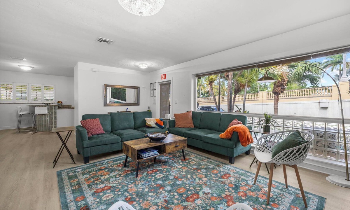 Hollywood Lakes House | OCEAN WALK HOLLYWOOD HOUSE WITH POOL & BBQ