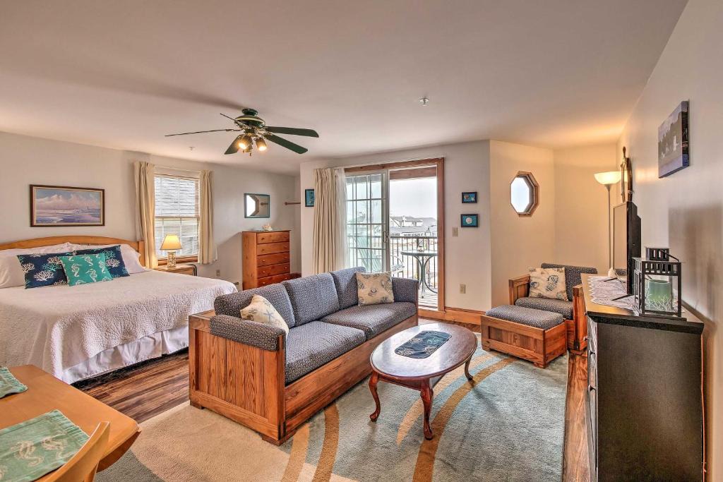 Lincolnville Apartment | Oceanfront Lincolnville Studio with Private Balcony!