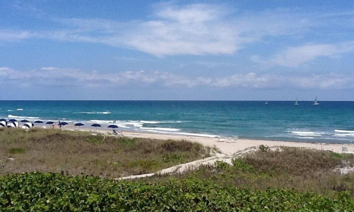 Delray Beach Condo | OCEANFRONT PARADISE❤️ 25' to the Ocean!! SEASON 2024 going fast! Book now🏖️⛱️🏝️⛱️⛱️