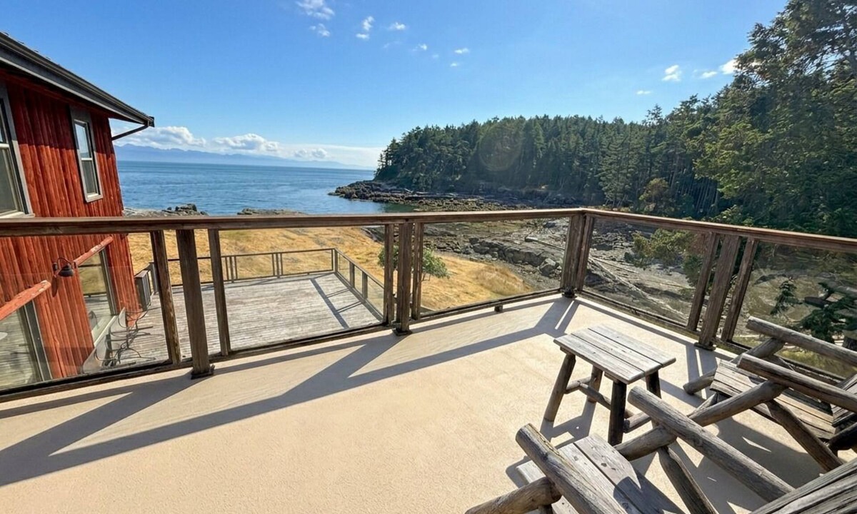 Regional District of Nanaimo Hotel | Oceanfront Suite with Private Deck & Ensuite Bath - Rm 11