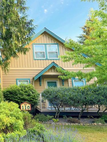 Regional District of Nanaimo House | Oceanside Resort 3 BED 2 BATH with Indoor Pool and Hot Tub
