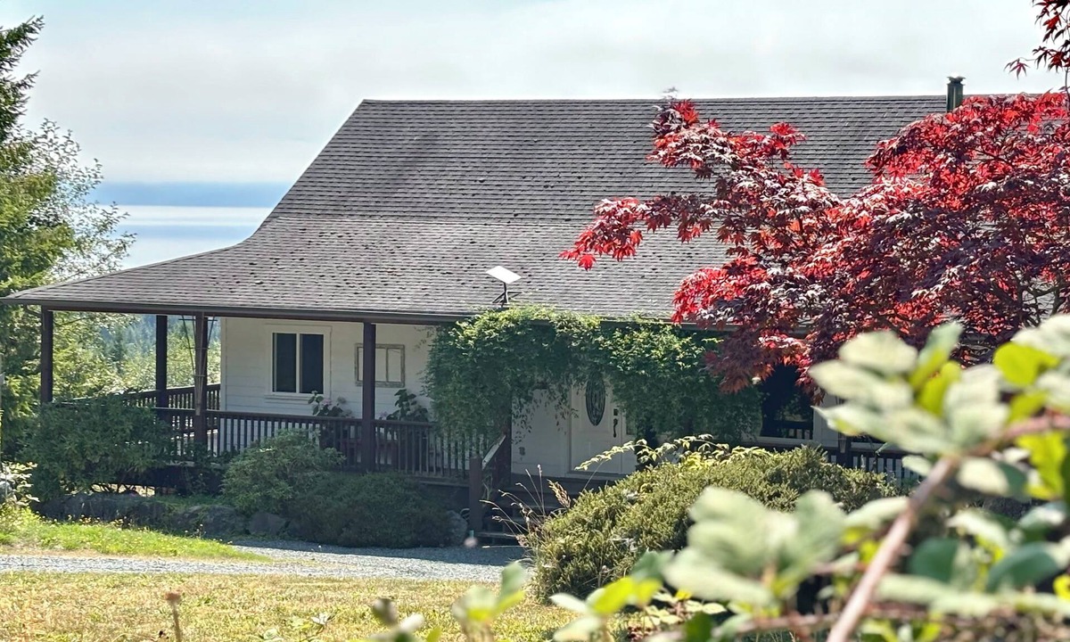 Juan de Fuca Electoral Area House | Oceanview Escape | Hot Tub, Firepit & Dog Friendly