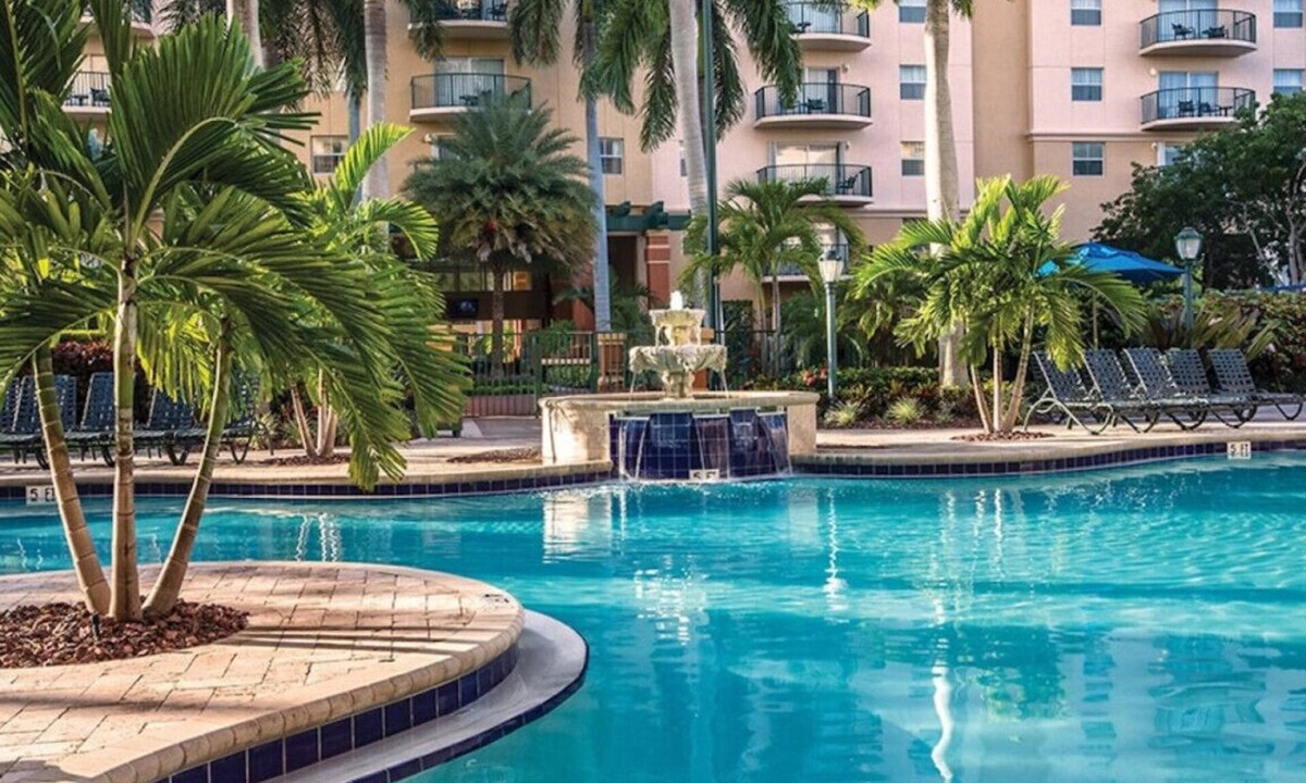Survey Creek Resort | Official Wyndham Palm-Aire 2BR Suite - Sleeps 8 - Pools, Balcony & Resort Access