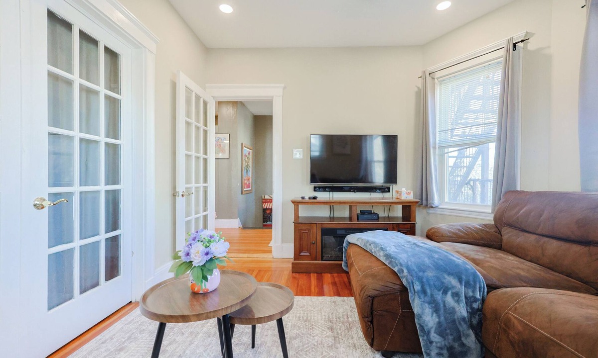 Brookline Apartment | Old Brookline Charm 5 minLongwood In-Unit Laundry