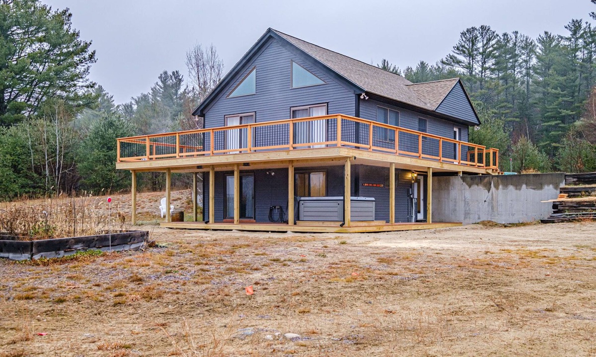 Bethel House | On Mountain Time - renovated ski house, hot tub, 15 minutes to Sunday River