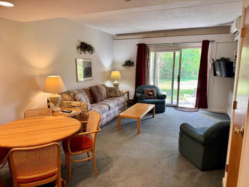 Lincoln Apartment | One Bedroom Apartment with Two Bathrooms and Pool at Rivergreen Resort