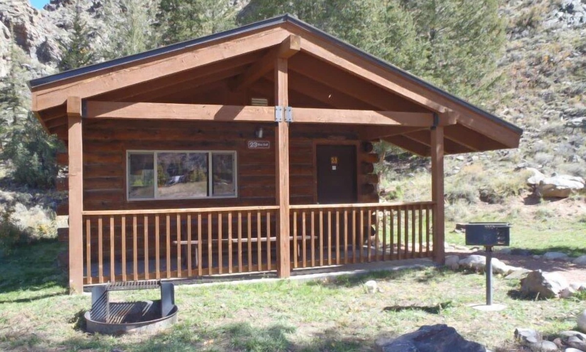 Almont Cabin | One BR Cabin with Ample Parking