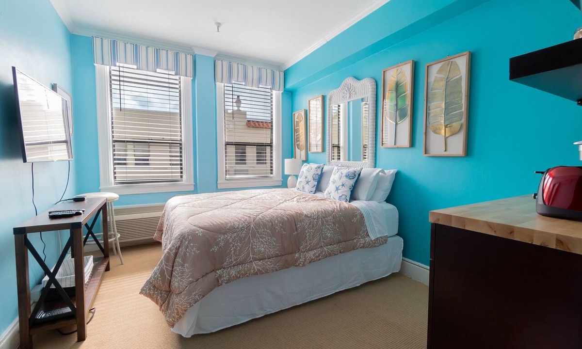 Palm Beach Apartment | 🏝Palm Beach Island Condo-Hotel Room Walk to Beach 🏖