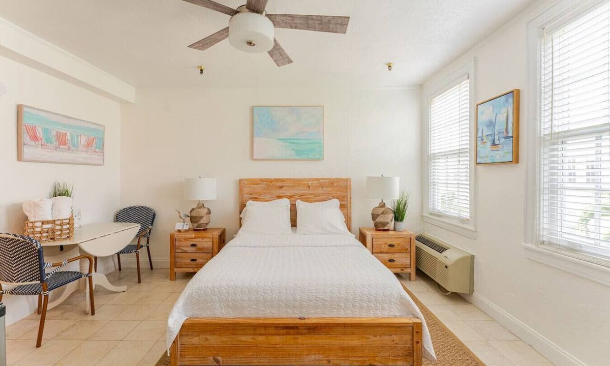 Palm Beach Condo | Palm Beach Island Pool Studio 3 Blocks to Beach!