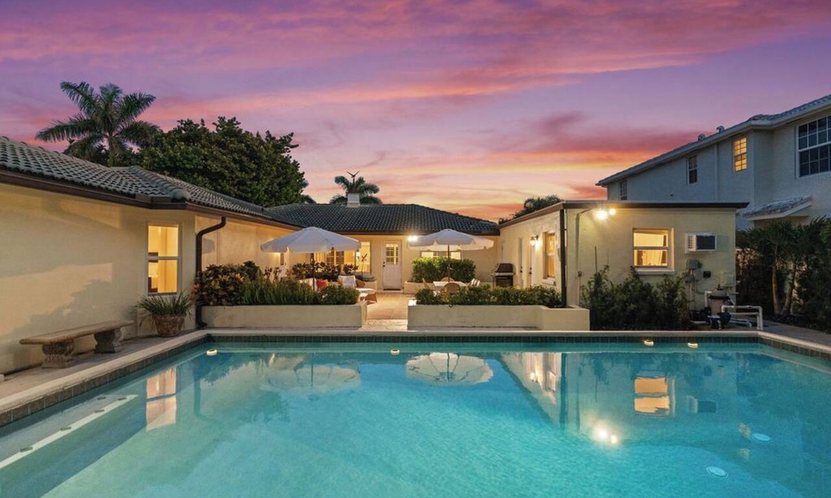 Palm Beach Shores House | 🌴 Palm Beach Shores Getaway: Walk to Beach & Pool
