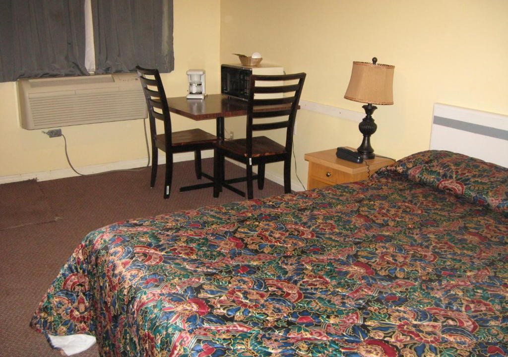 Medicine Hat Hotel | Pals Motel and RV Park