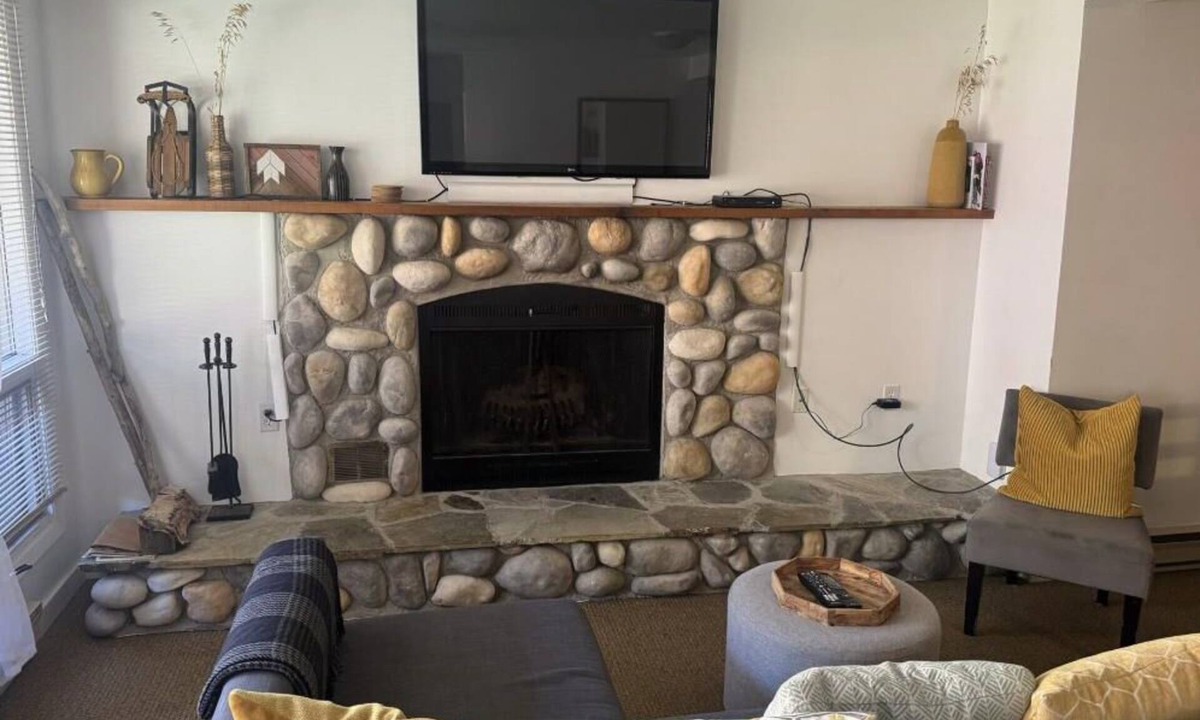 East Kootenay Condo | Panorama mountain retreat. 5 min walk to the gondola.
