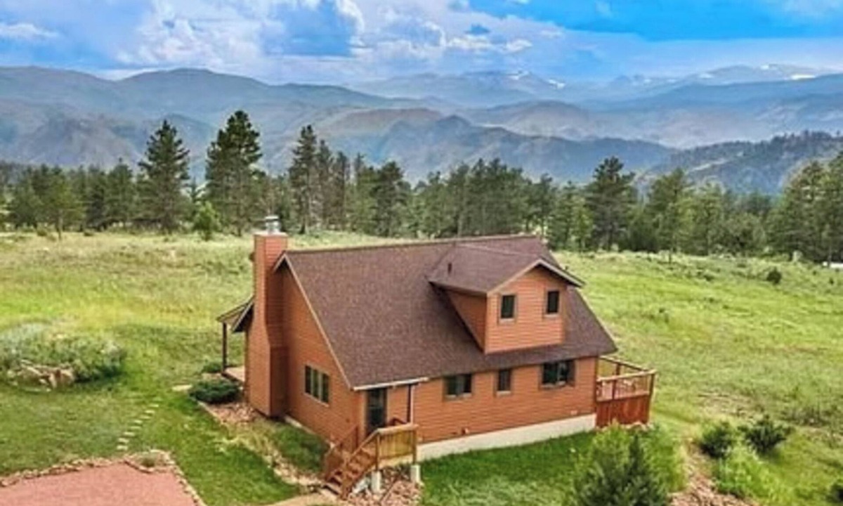 Glacier View Meadows House | Panoramic Views! 'The Cozy Fox Cabin' in Livermore