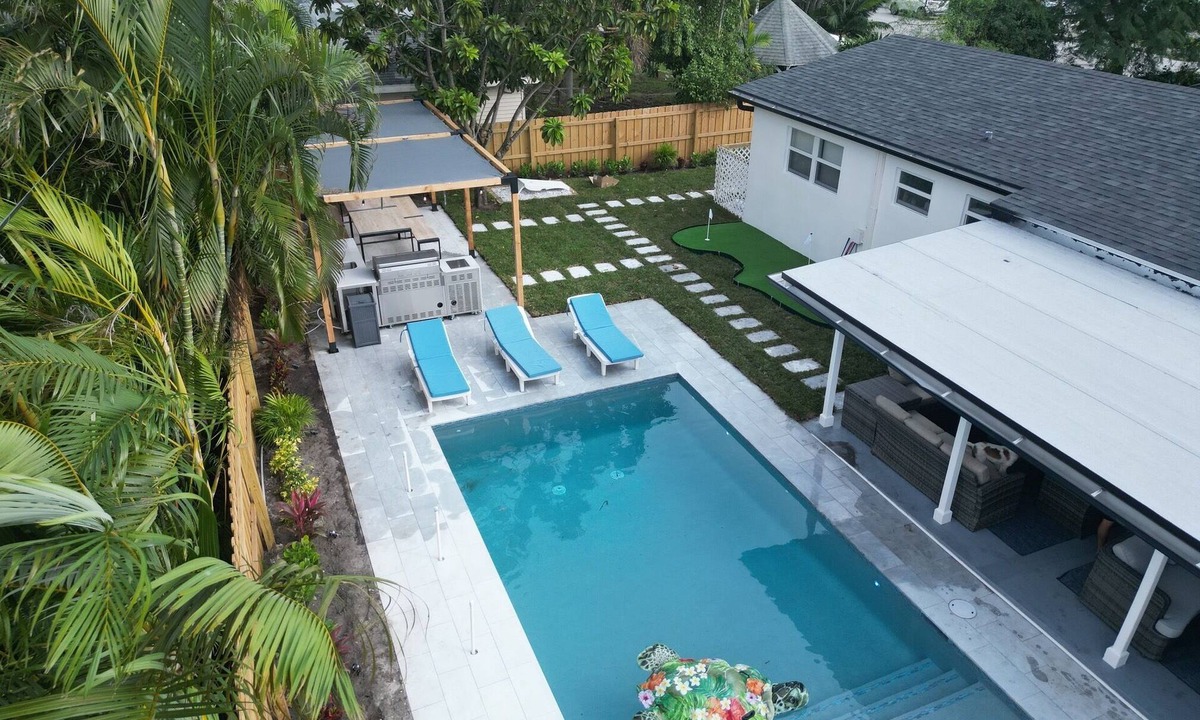 Poiciana Park II House | Paradise Awaits - Your Luxurious Getaway in West Palm Beach