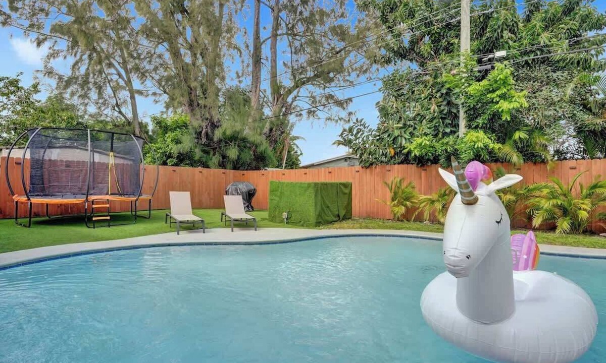 Driftwood Villa | Paradise Villa with Pool, Trampoline and BBQ