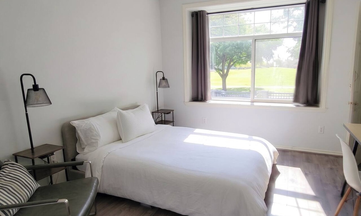 Renfrew-Collingwood House | Park view home