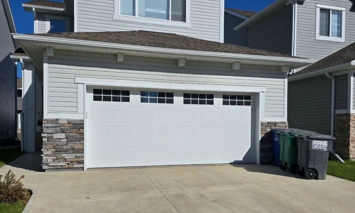 Saskatoon House | Peaceful family-friendly home close to shops, cinema, gym, and parks.