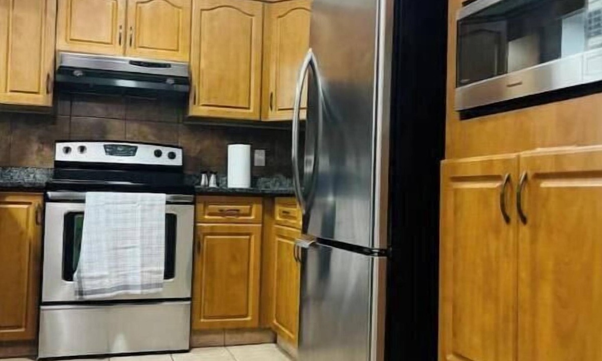 Southeast Edmonton House | Peaceful King Beds Attached Garage Pet Friendly