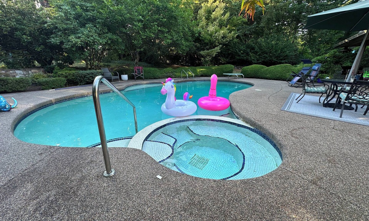 Guildford Apartment | Peaceful Studio Suite Escape w/Crystal Clear Pool