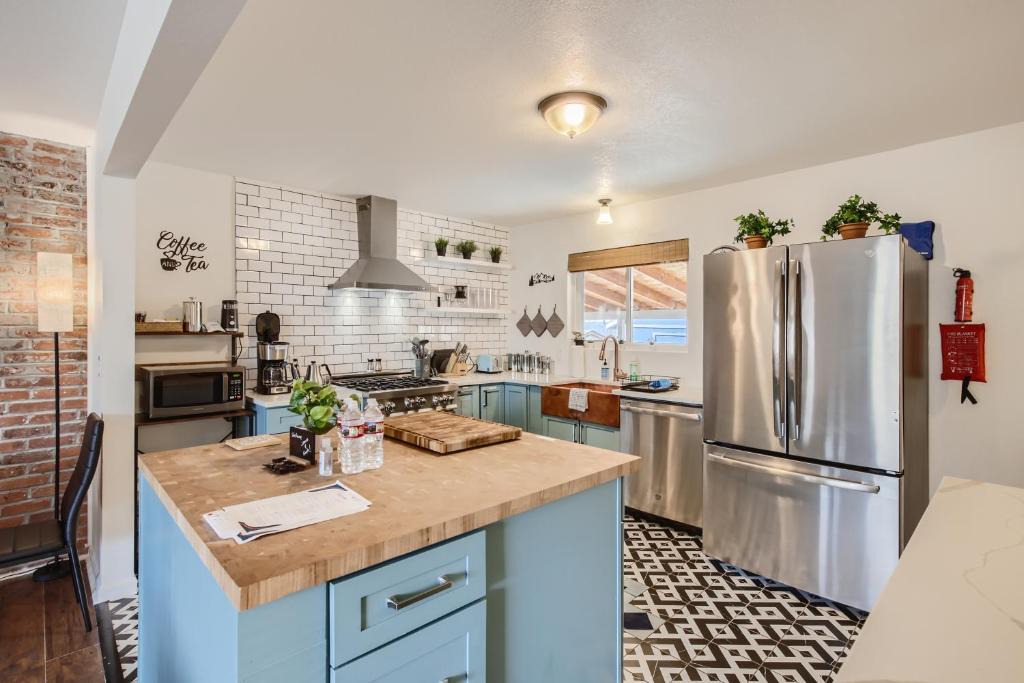 Twin Lakes House | Pecos Villa - Denver Colorado Short Term Rental