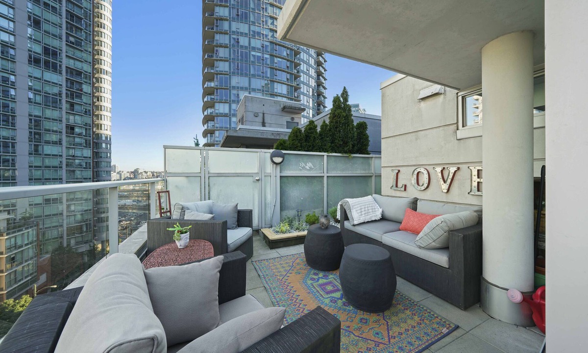 Strathcona Condo | Penthouse DT 2bed 2bath Rooftop Patio w/Parking