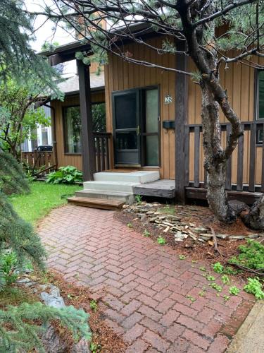 Southwest Calgary Villa | Perfect Family Home for Calgary Stampede 2026 Spacious and Relaxing Base!