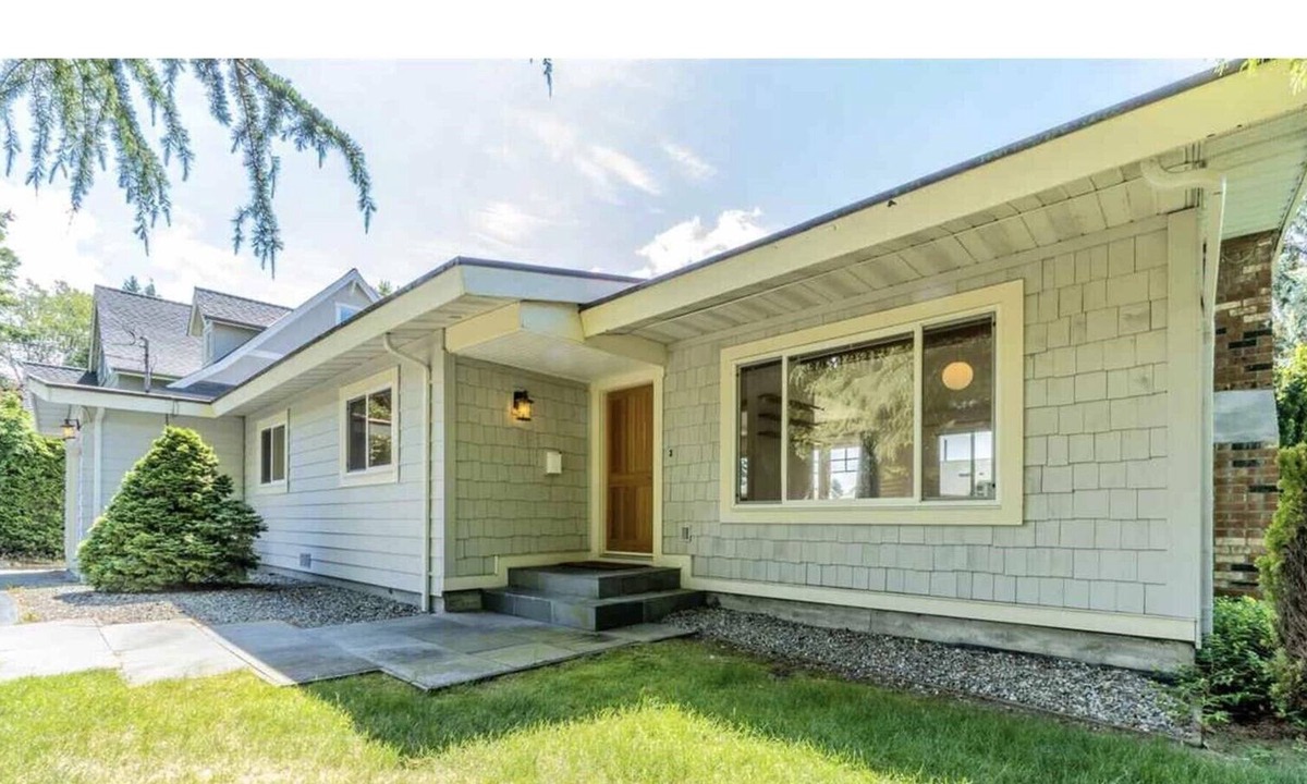 Crescent Beach House | Pet friendly home steps away from beach with big backyard