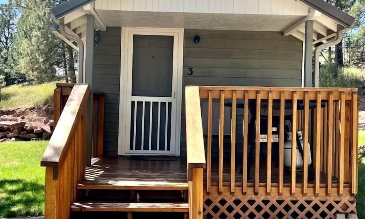 Hot Springs Cabin | Pet-Friendly Studio Cabin with BBQ and Porch in South Dakota