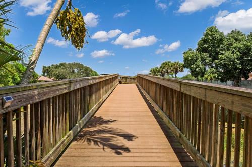 Palm Beach Gardens Apartment | Pet Friendly-Walk to PGA Resort