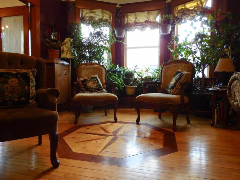 Stettler Bed & Breakfast | Phoenix House B&B