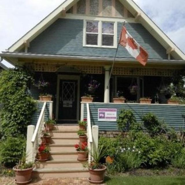 Stettler Bed & Breakfast | Phoenix House B&B