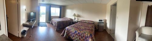 Village of Waskatenau Hotel | Pine Creek Motel