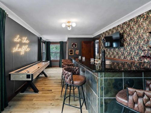 Berea House | Poker-Bar-Shuffleboard-Firepit-Walkable-Sleeps 10