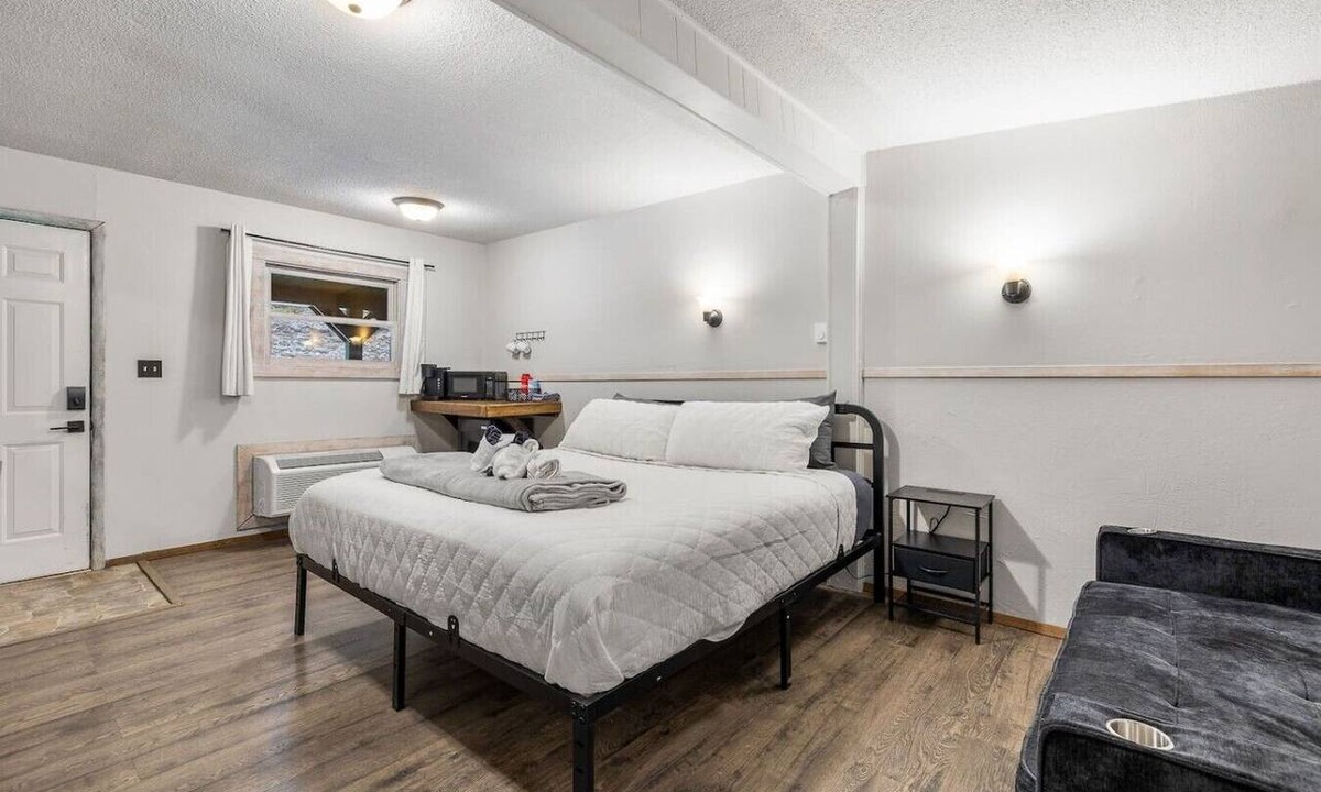 Deadwood Hotel | Ponderosa Pines: Motel Room 18- Peaceful room in the woods