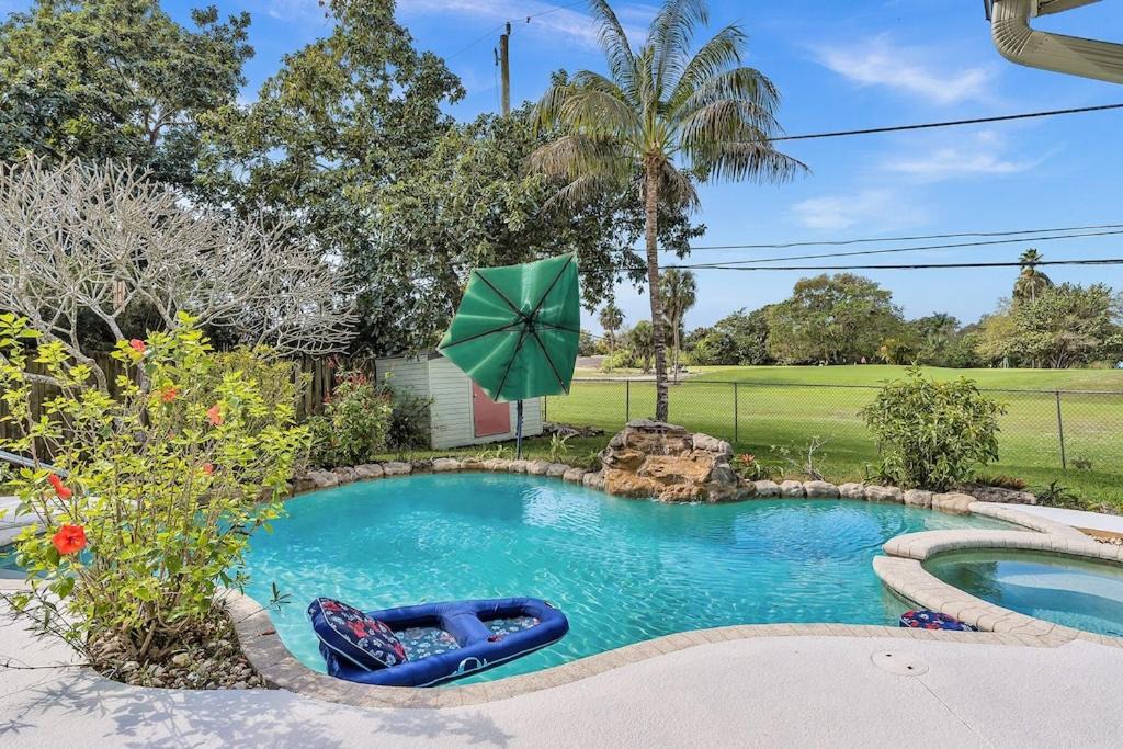 Cooper City Villa | Pool Heat I Firepit and BBQ I 75"TV I Foosball I 581mbps