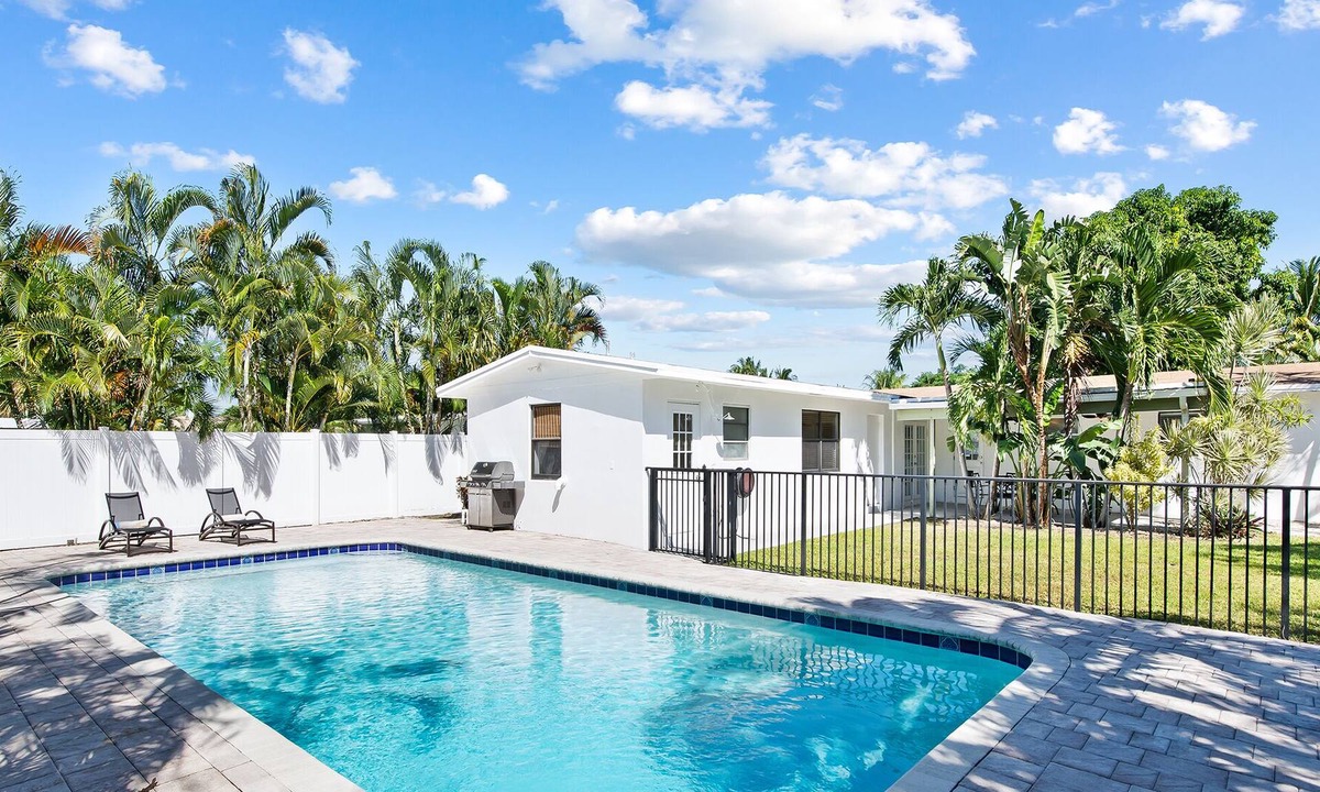 Harbor Village House | Pool home - 1 mile to the beach !
