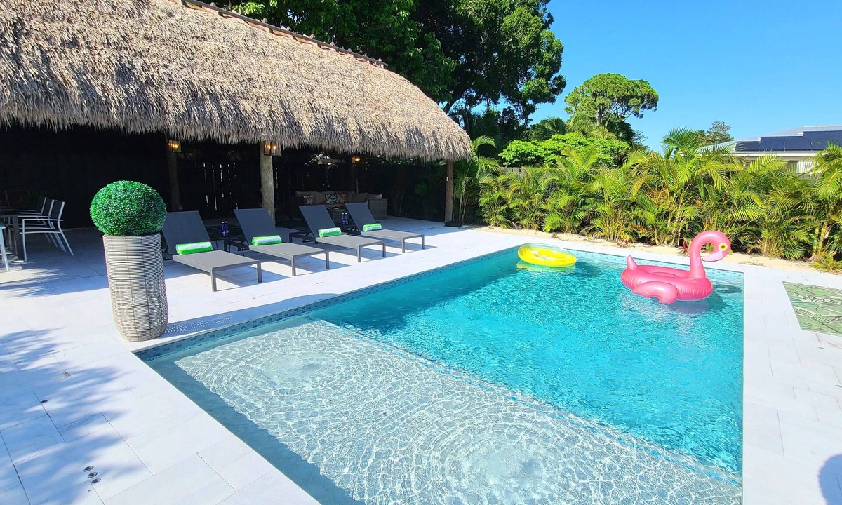 Jupiter House | POSHPADZ Presents Villa Tranquila- Private Pool & Tiki Close to Beach Sleeps 10