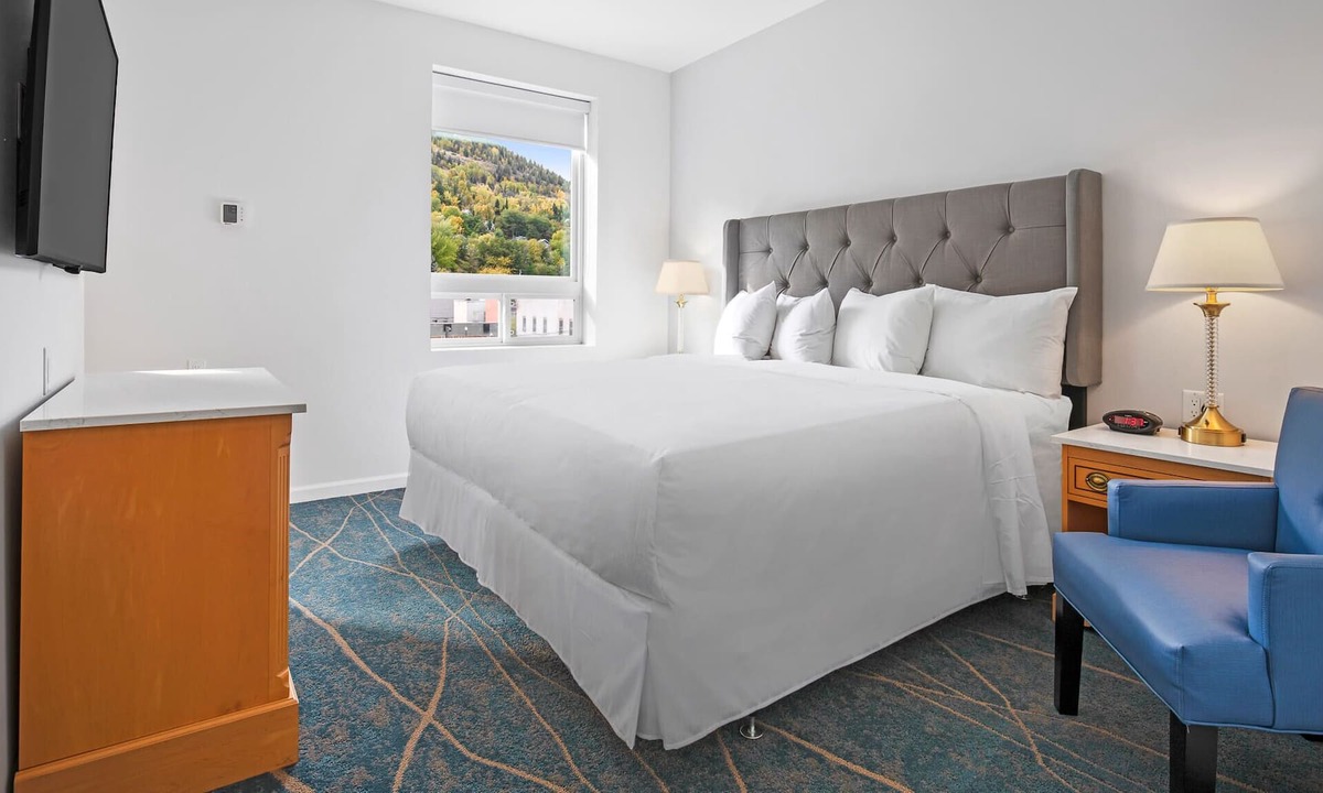 Trail Apartment | Premier King Room - Suite - 1 King