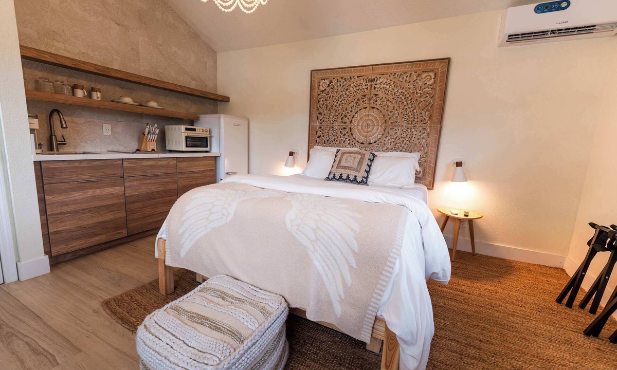 Fort Pierce Shores House | Premium Queen Coastal Kitchen Suite