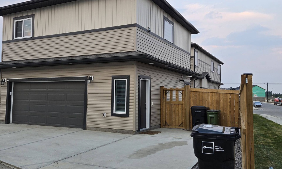 Southwest Edmonton House | President's Choice: Lofty Guest Suite Near Airport