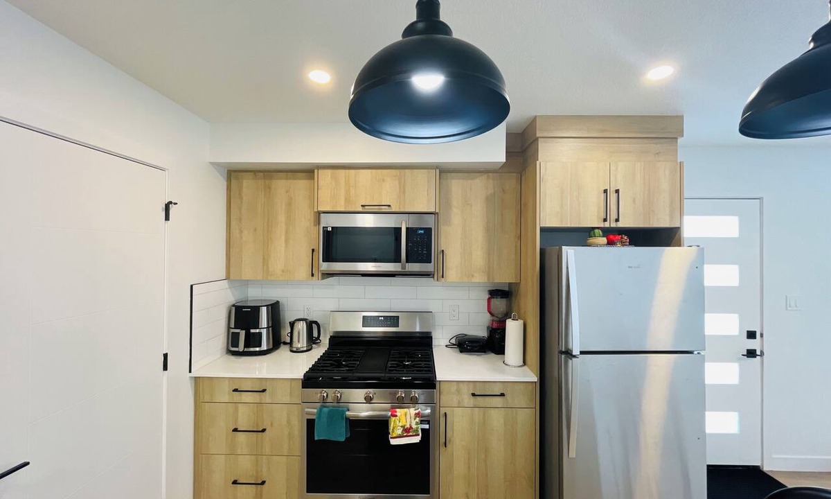 North Central Edmonton Apartment | Prime Location: 10 min drive to Downtown, 5 min drive to Commonwealth Stadium