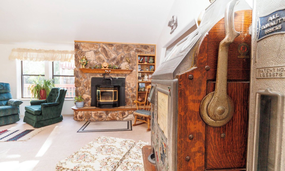 Robertson House | Private 10 room house W/7 beds! Safe, Secluded, Surrounded by creeks, & aspen.