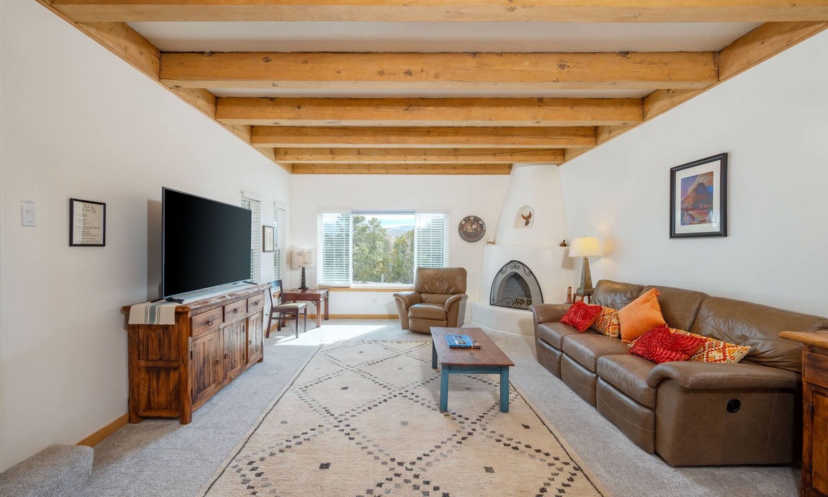 Vista Encantada House | Private and spacious home near the Plaza with mountain views!