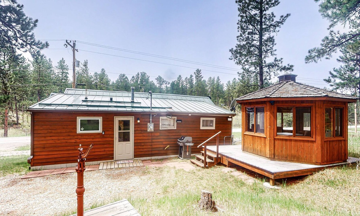 Nemo Cabin | Private cabin near outdoor recreation with RV pad and hook ups - gas grill & W/D