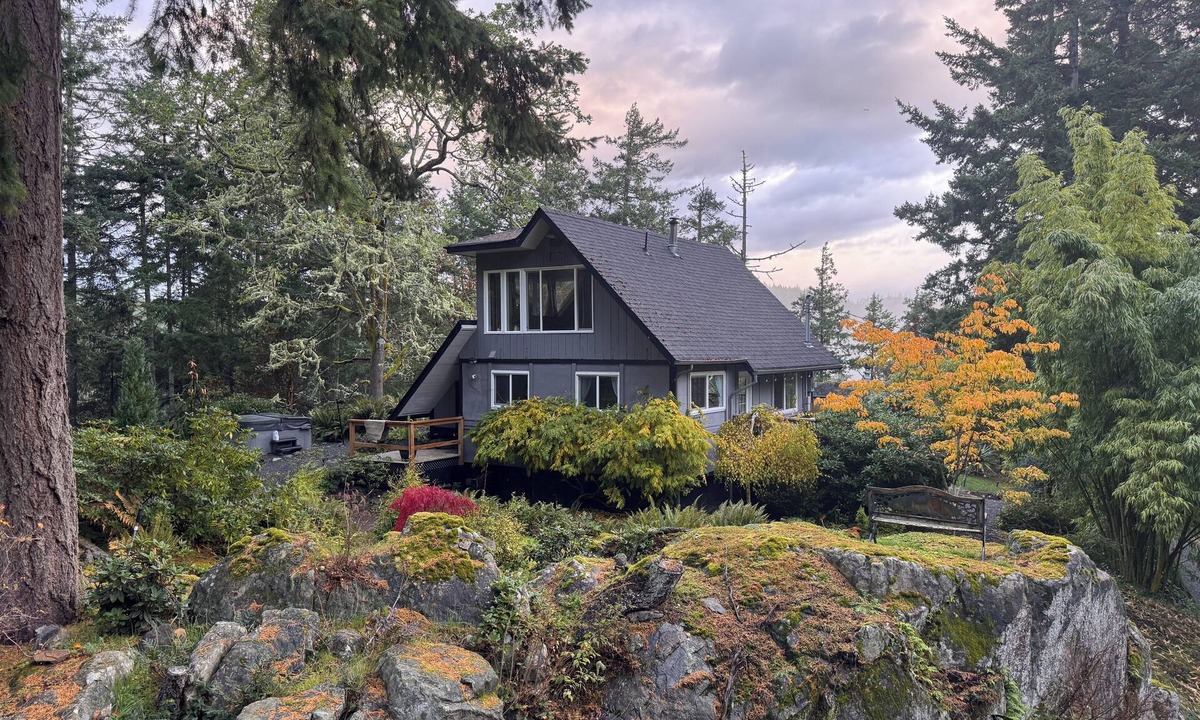 Metchosin Cottage | Private Cabin w/Hot Tub Near Beaches & Trails 30 min from Victoria King Bed